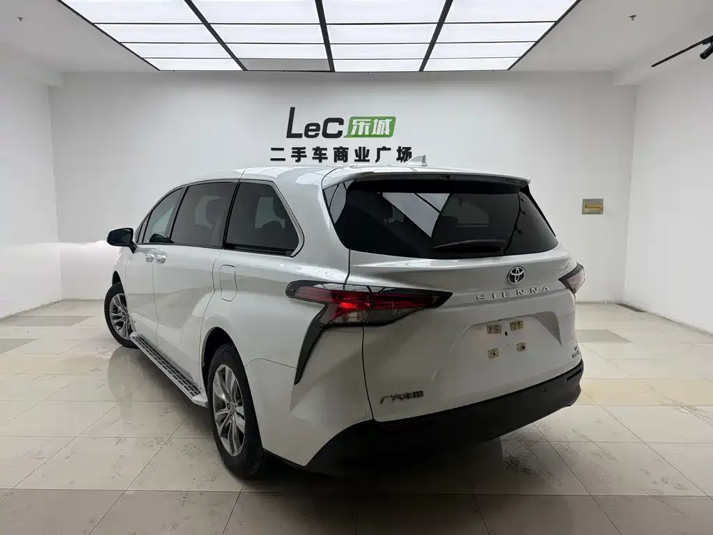 Toyota Sienna — фото 5