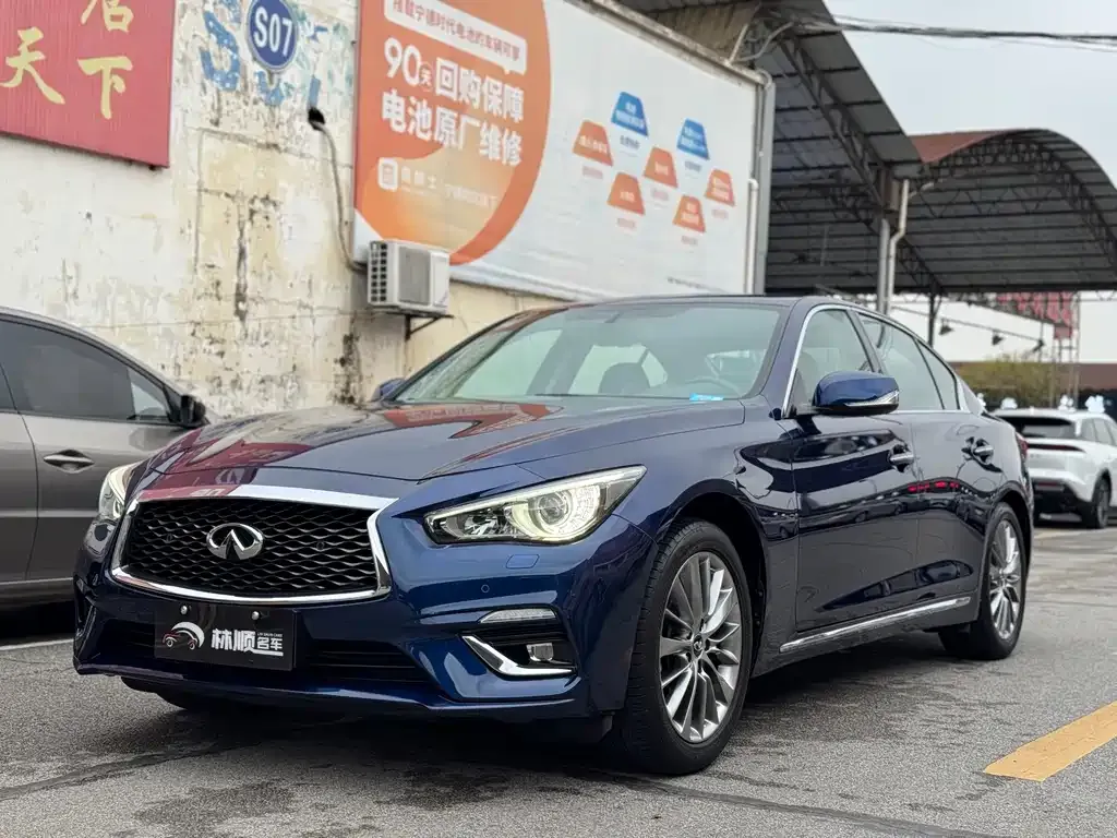 Infiniti Q50L — фото 1