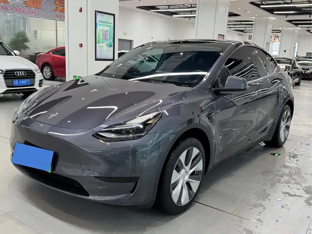 Tesla Model Y — фото 1