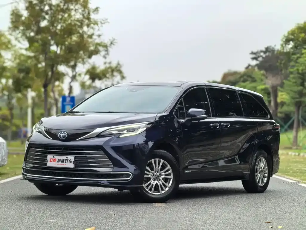 Toyota Sienna — фото 1