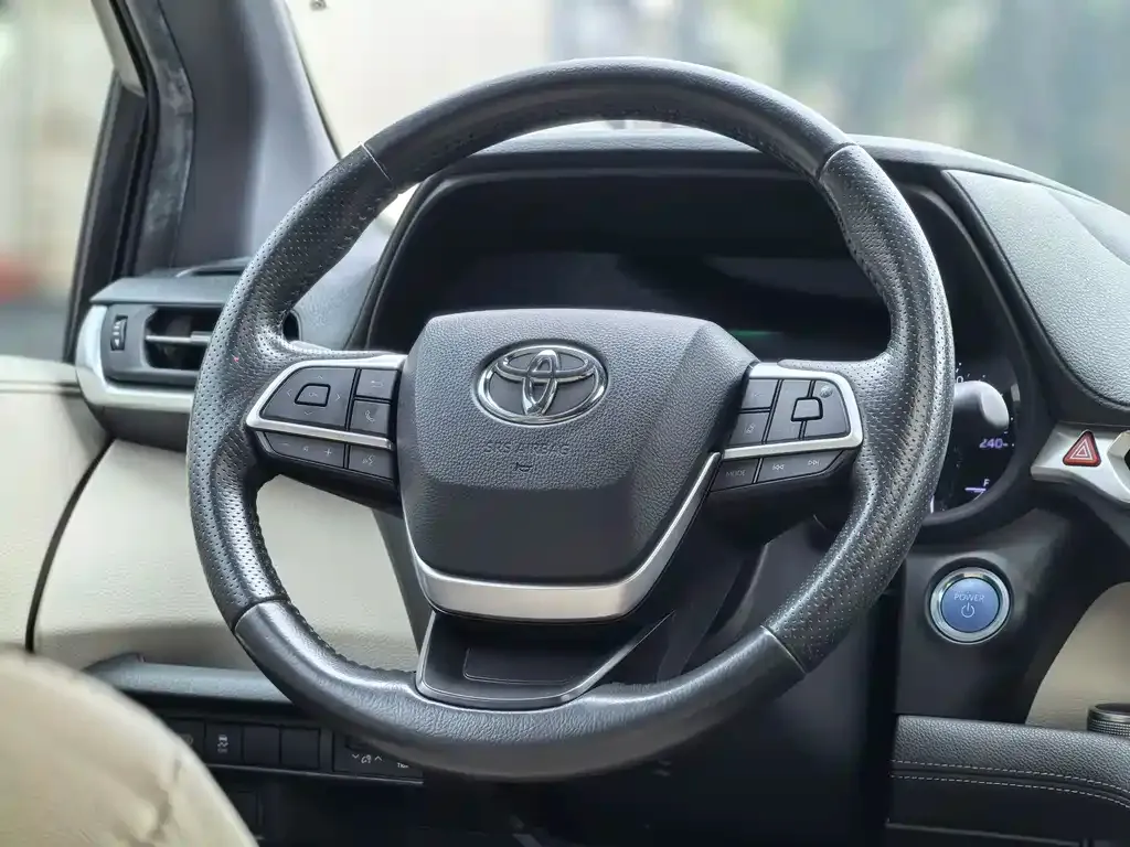 Toyota Sienna — фото 7
