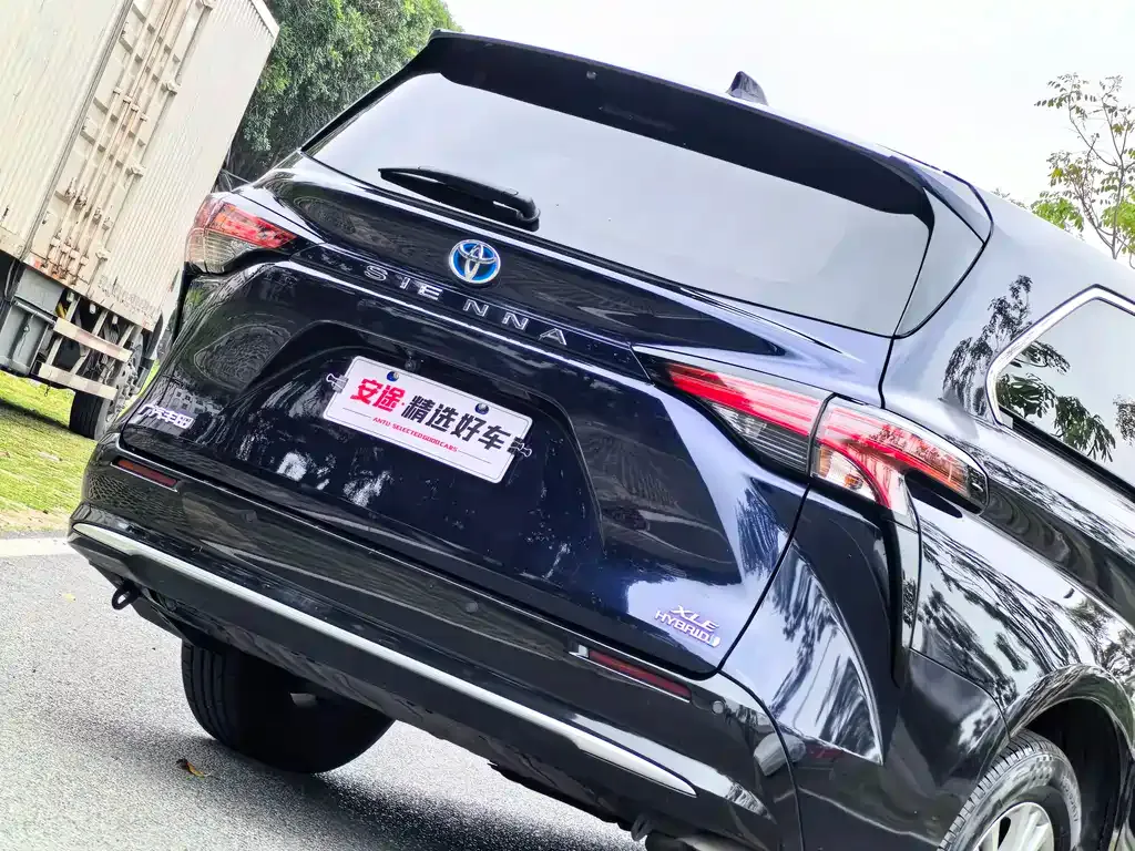 Toyota Sienna — фото 10