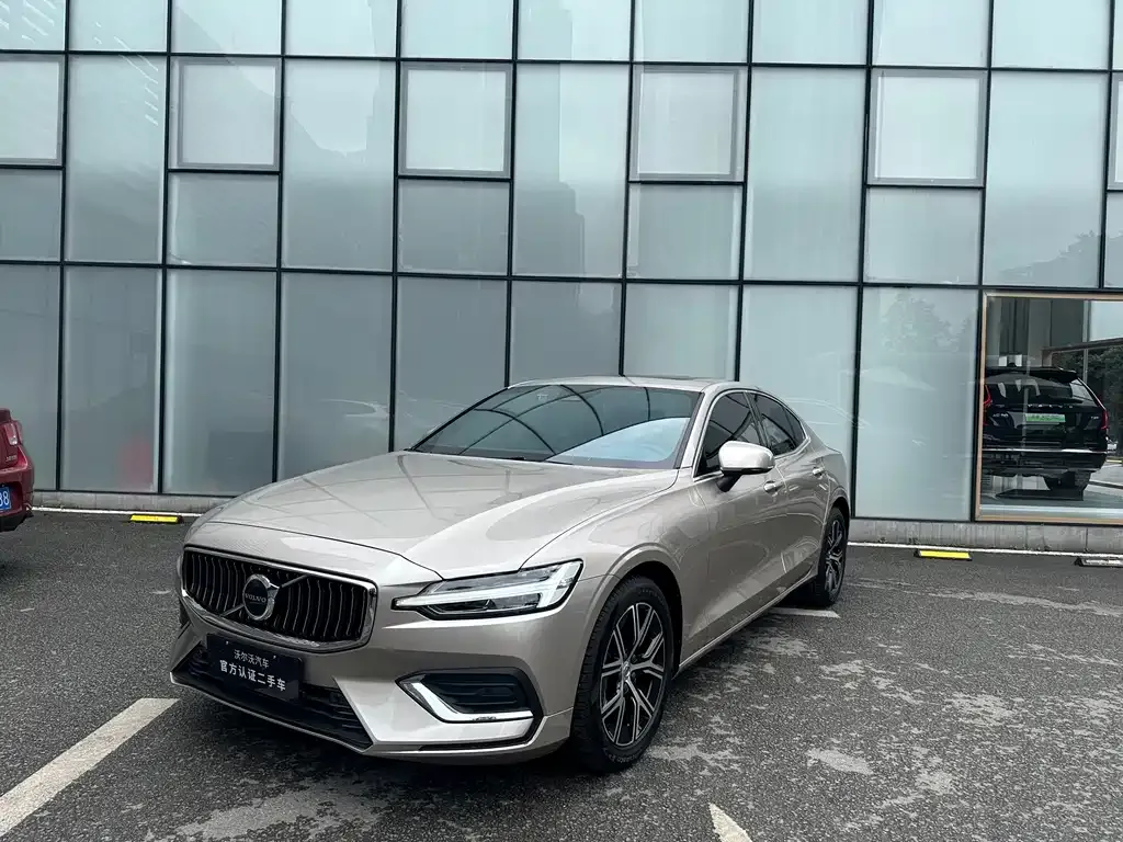 Volvo S60 — фото 1