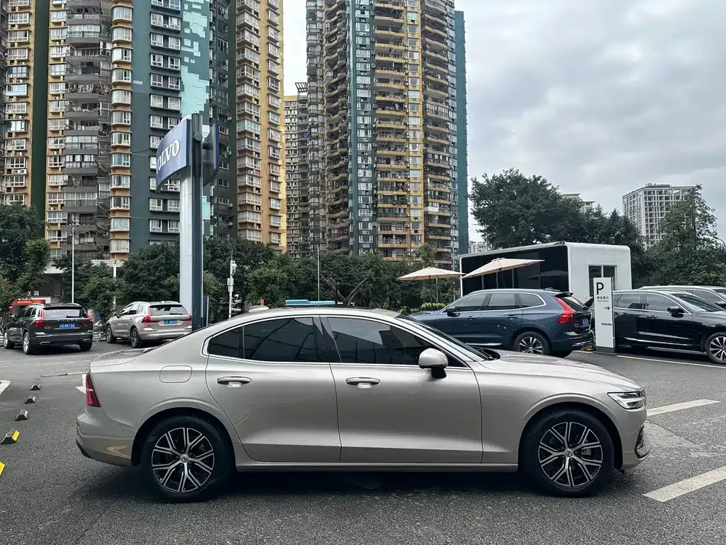 Volvo S60 — фото 10