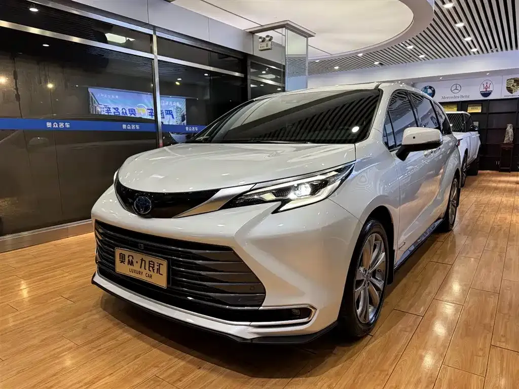 Toyota Sienna — фото 1