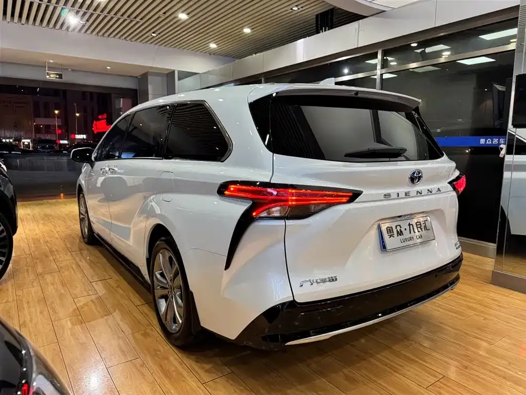 Toyota Sienna — фото 5
