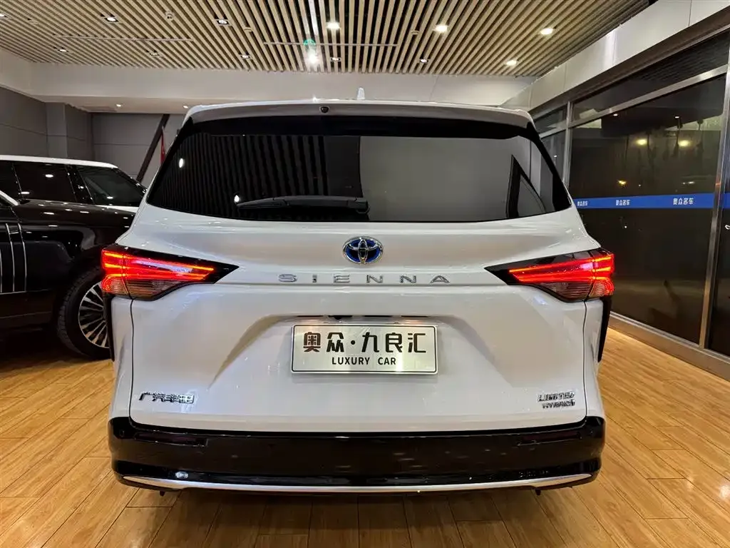Toyota Sienna — фото 9