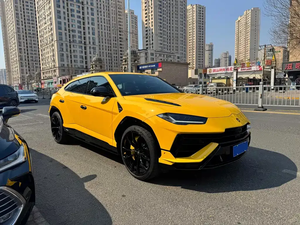 Lamborghini Urus — фото 1