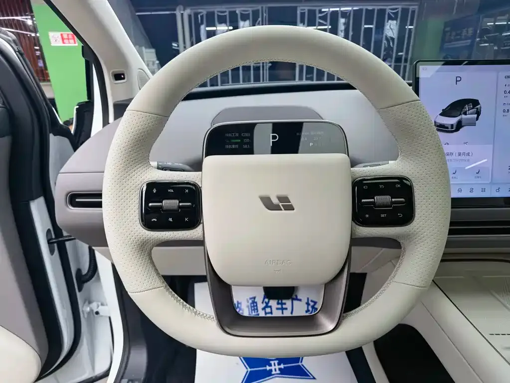 Li Auto i8 — фото 10