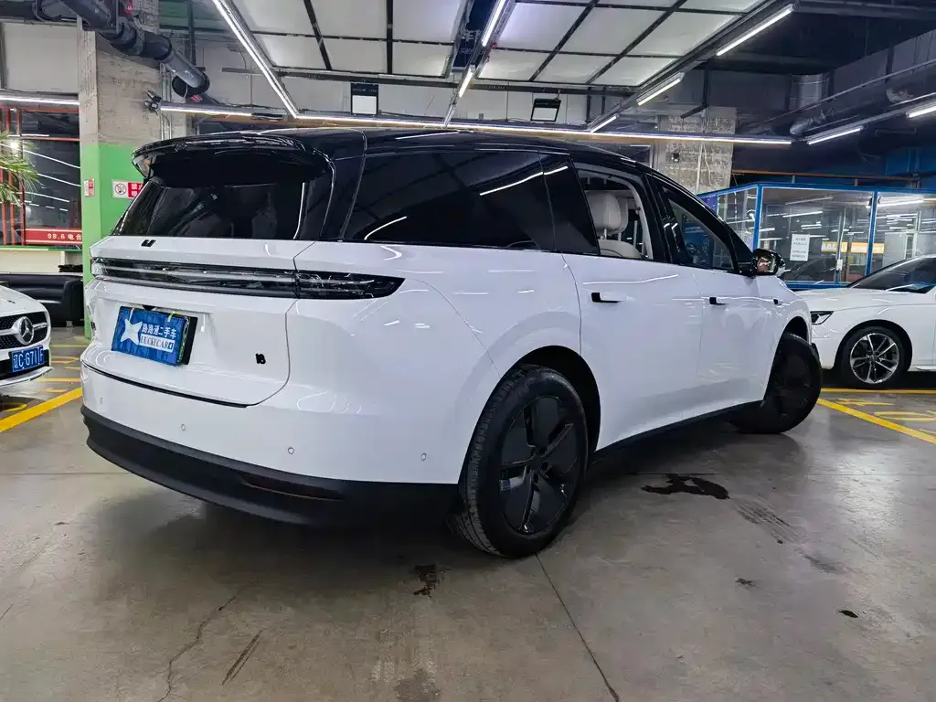 Li Auto i8 — фото 6