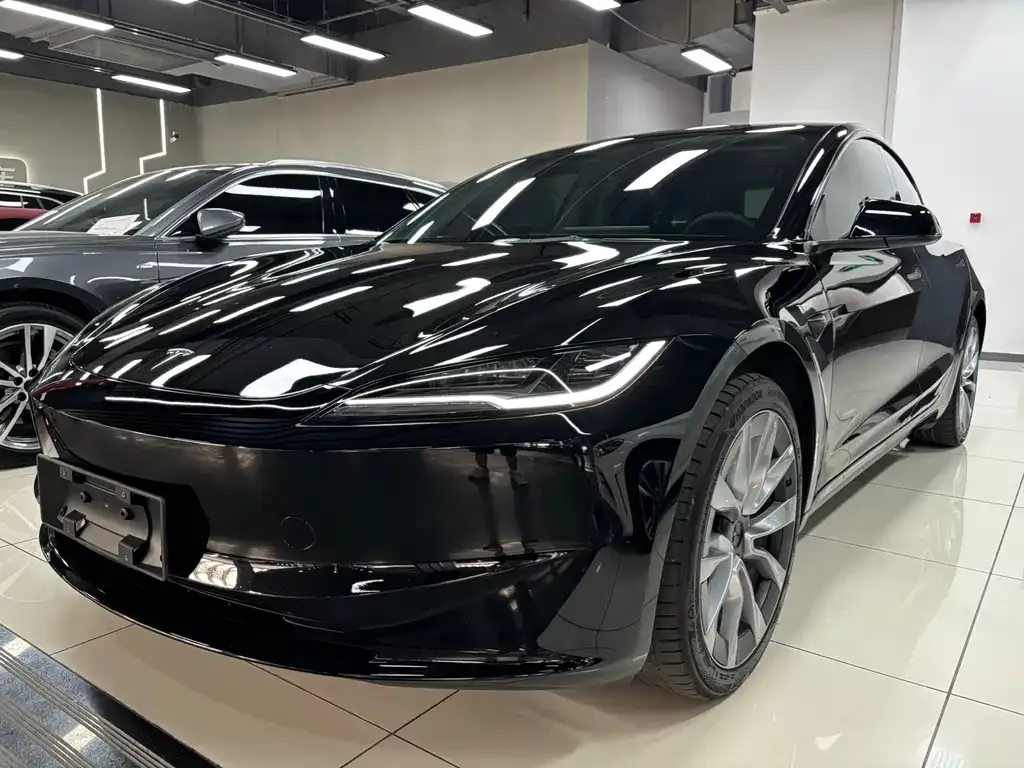 Tesla Model 3 — фото 1