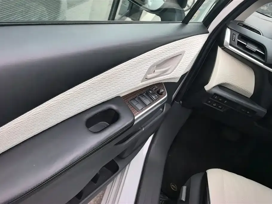 Toyota Sienna — фото 4
