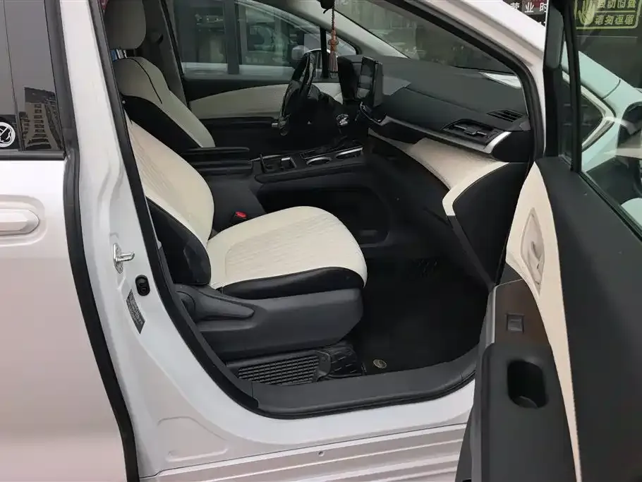 Toyota Sienna — фото 10