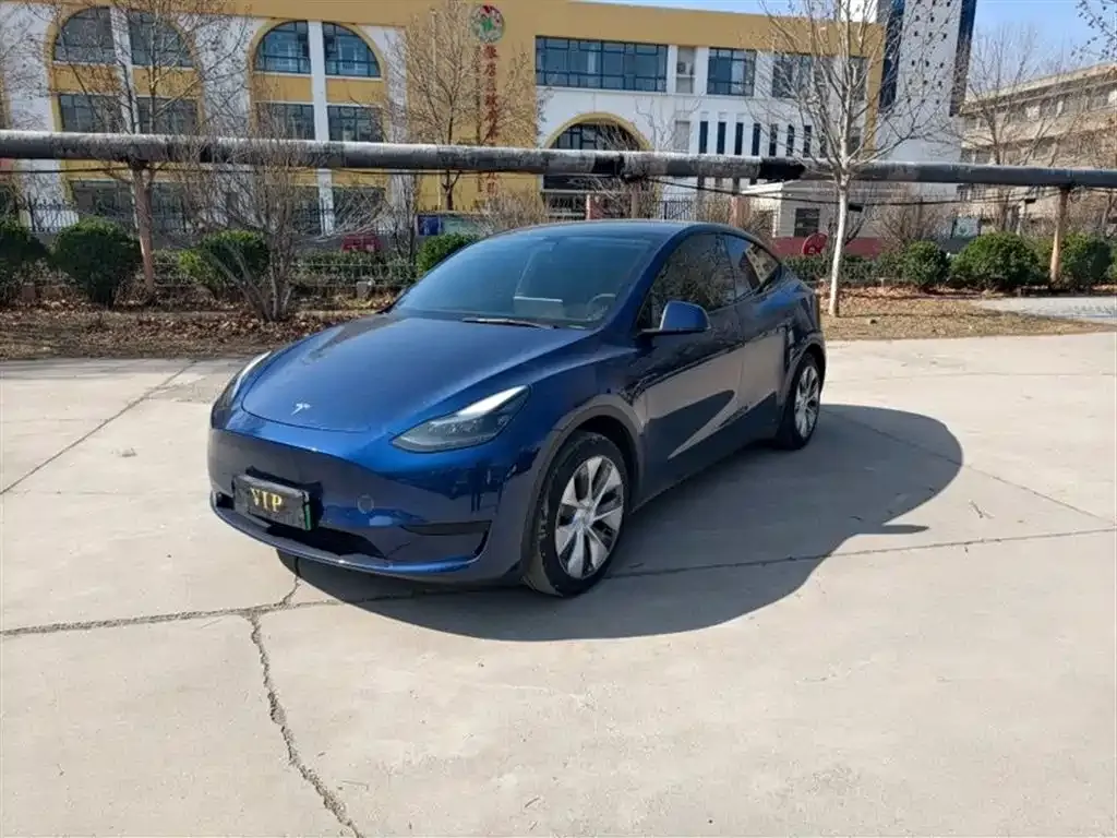 Tesla Model Y — фото 1