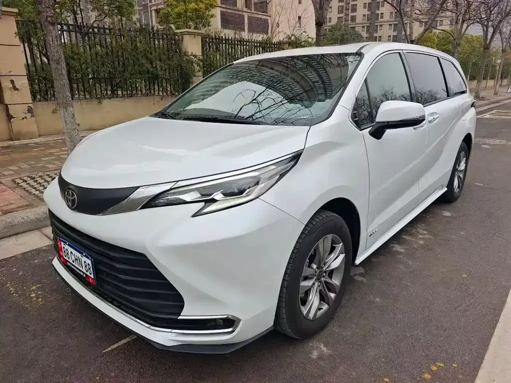 Toyota Sienna — фото 1