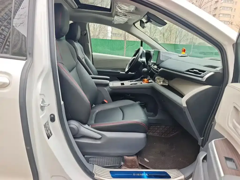 Toyota Sienna — фото 2
