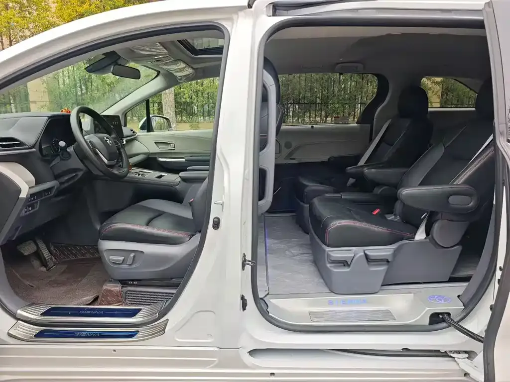 Toyota Sienna — фото 3