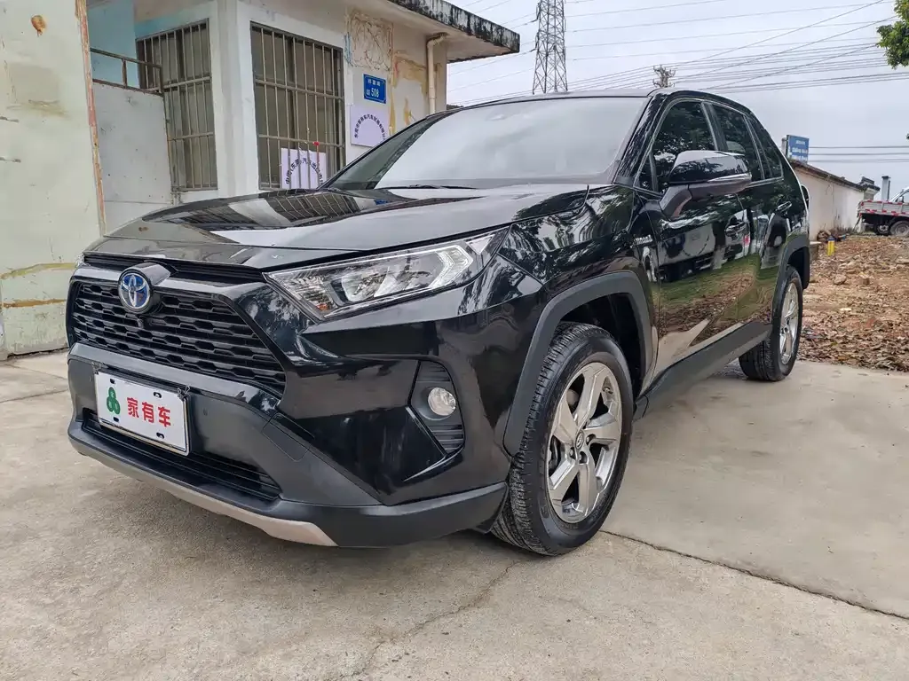 Toyota RAV4 — фото 1