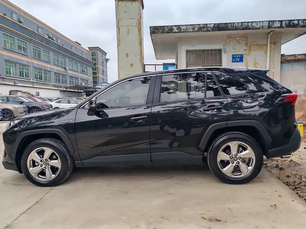 Toyota RAV4 — фото 4