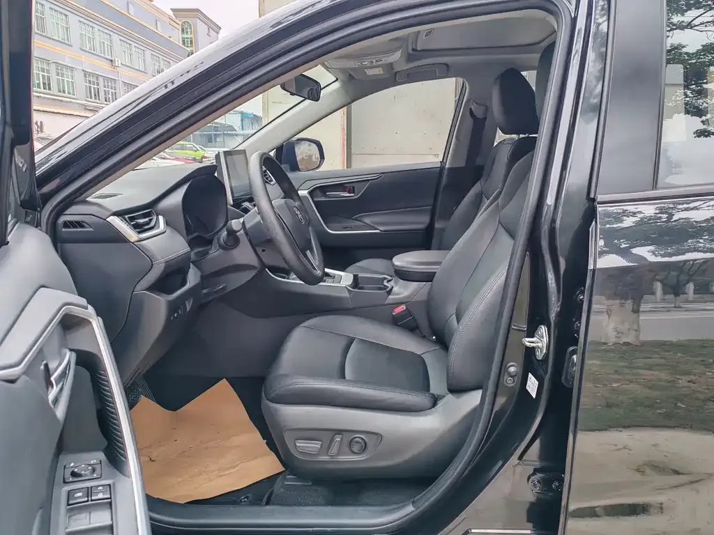 Toyota RAV4 — фото 2