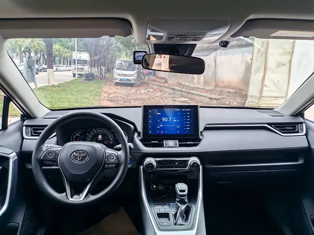 Toyota RAV4 — фото 10