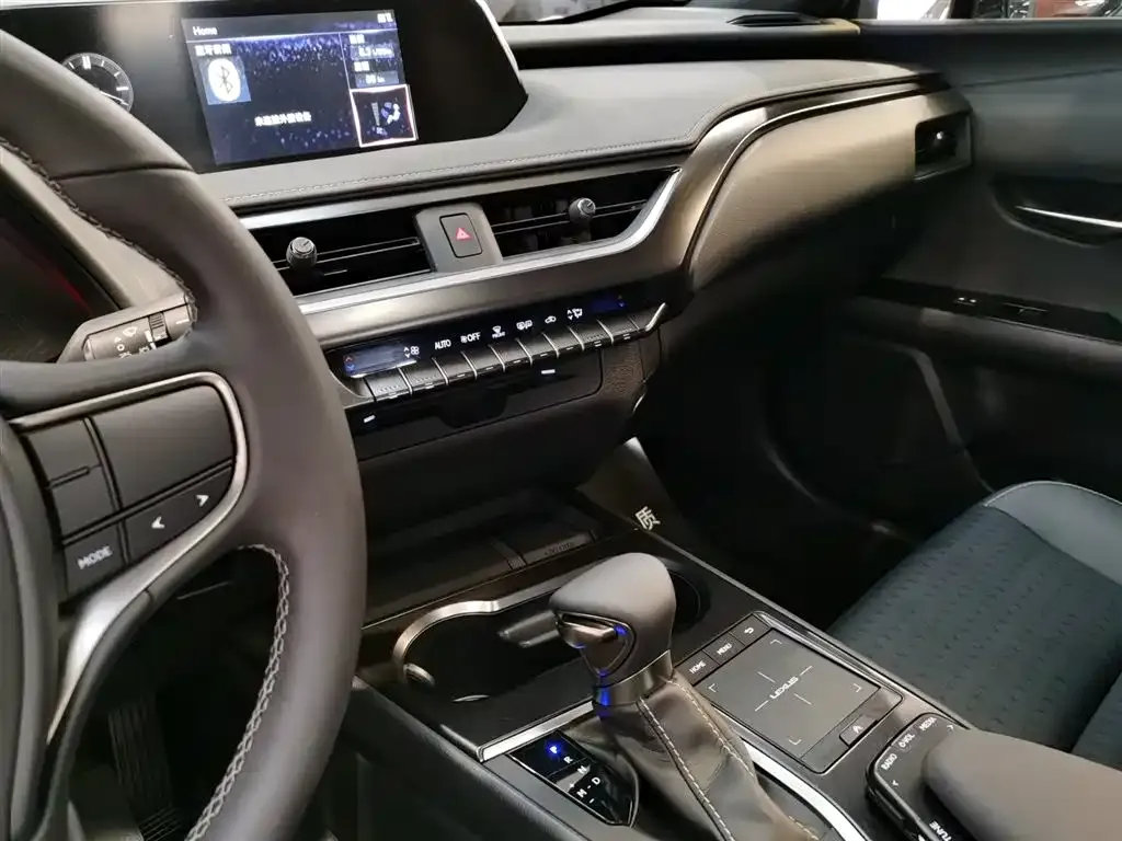 Lexus UX — фото 10