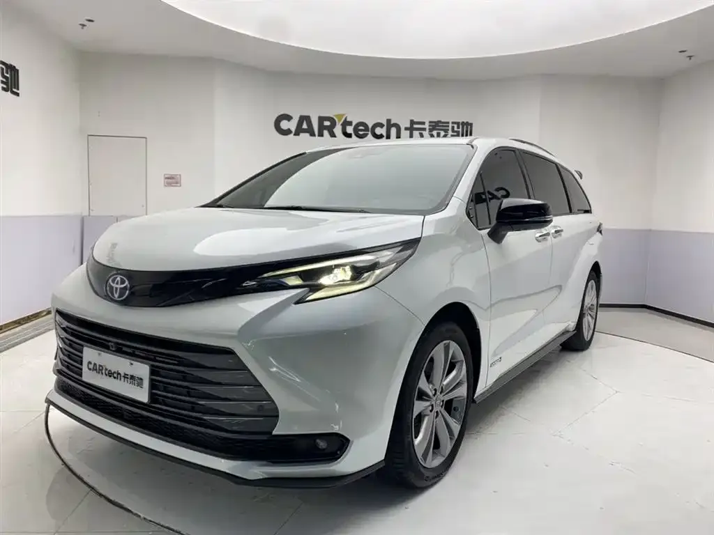 Toyota Sienna — фото 1