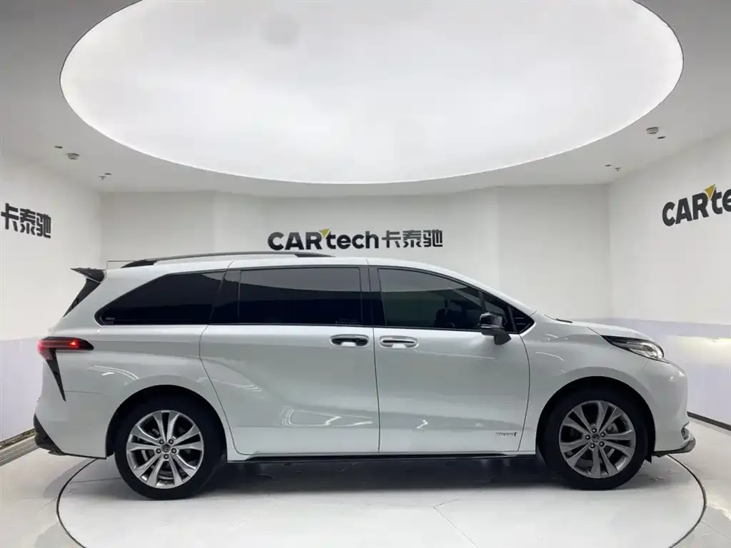 Toyota Sienna — фото 2
