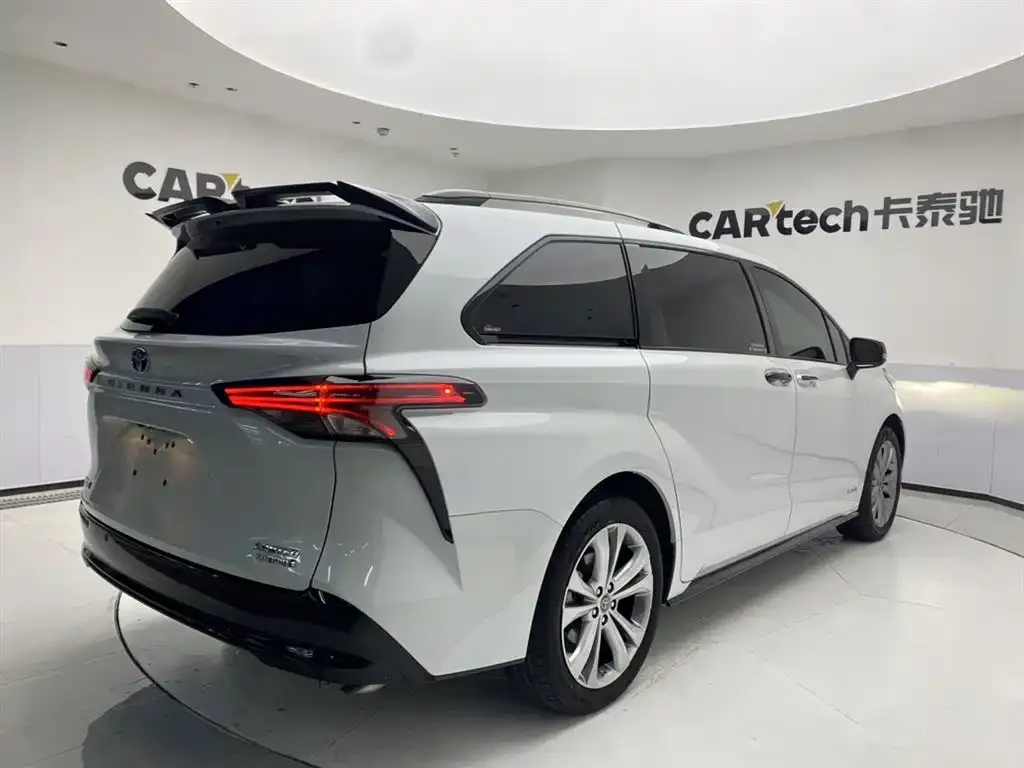 Toyota Sienna — фото 7