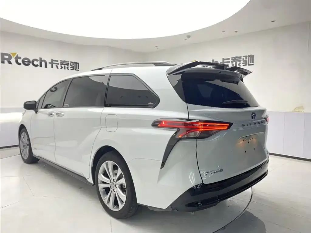 Toyota Sienna — фото 5