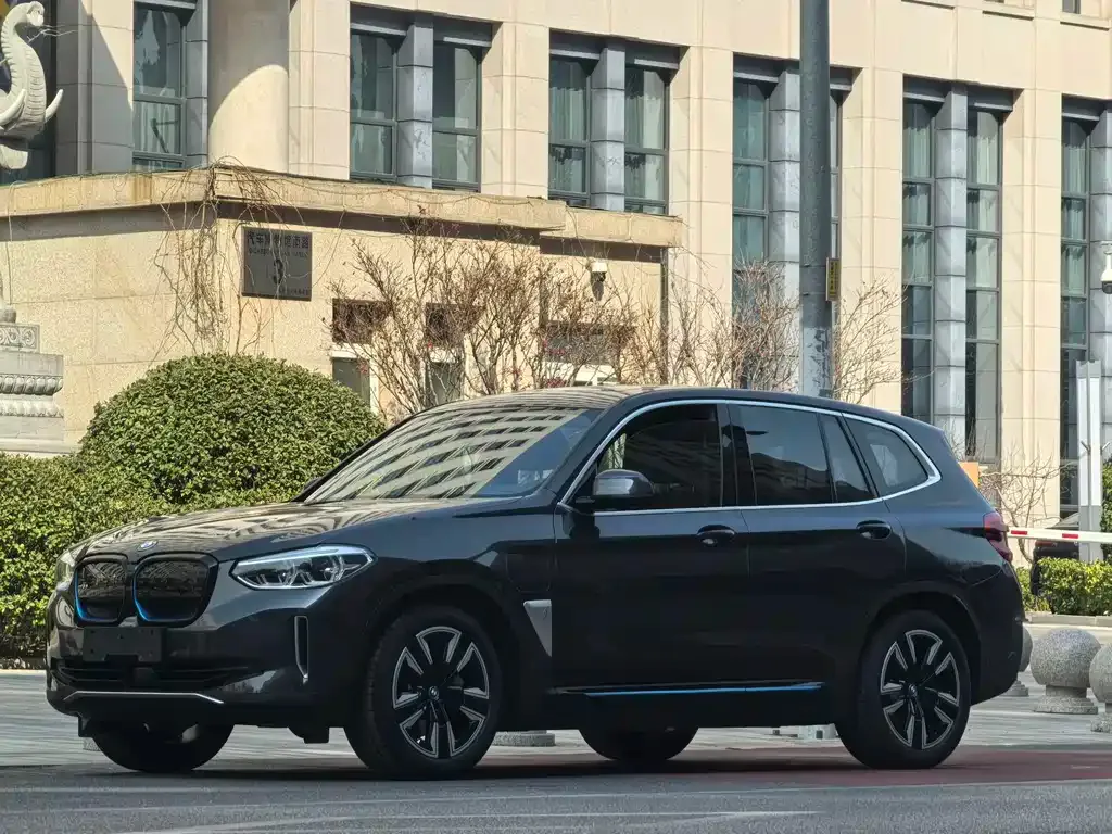 BMW iX3 — фото 1