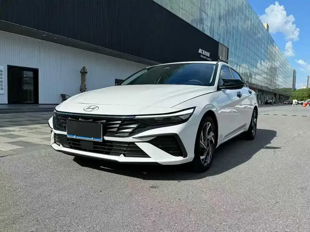 Hyundai Elantra — фото 1