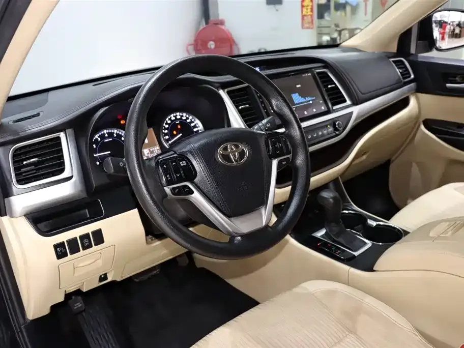 Toyota Highlander — фото 8