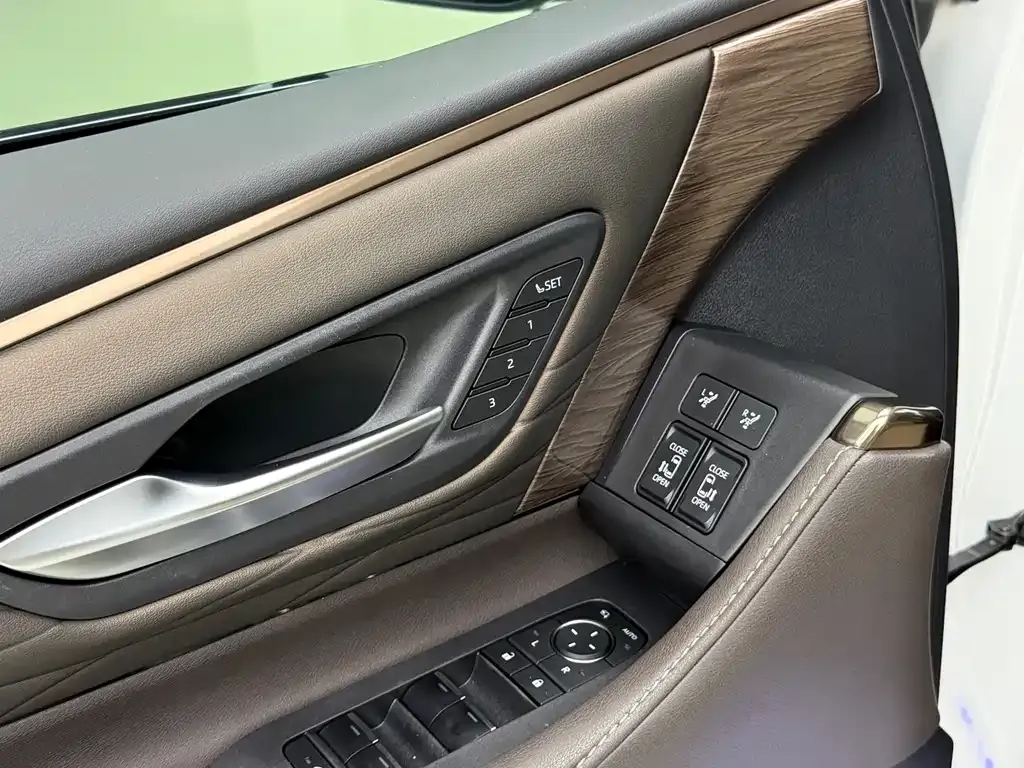 Toyota Alphard — фото 10