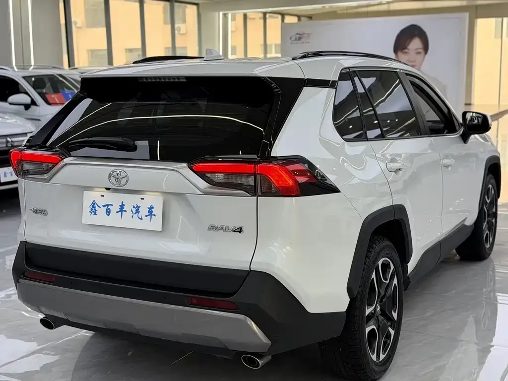 Toyota RAV4 — фото 4