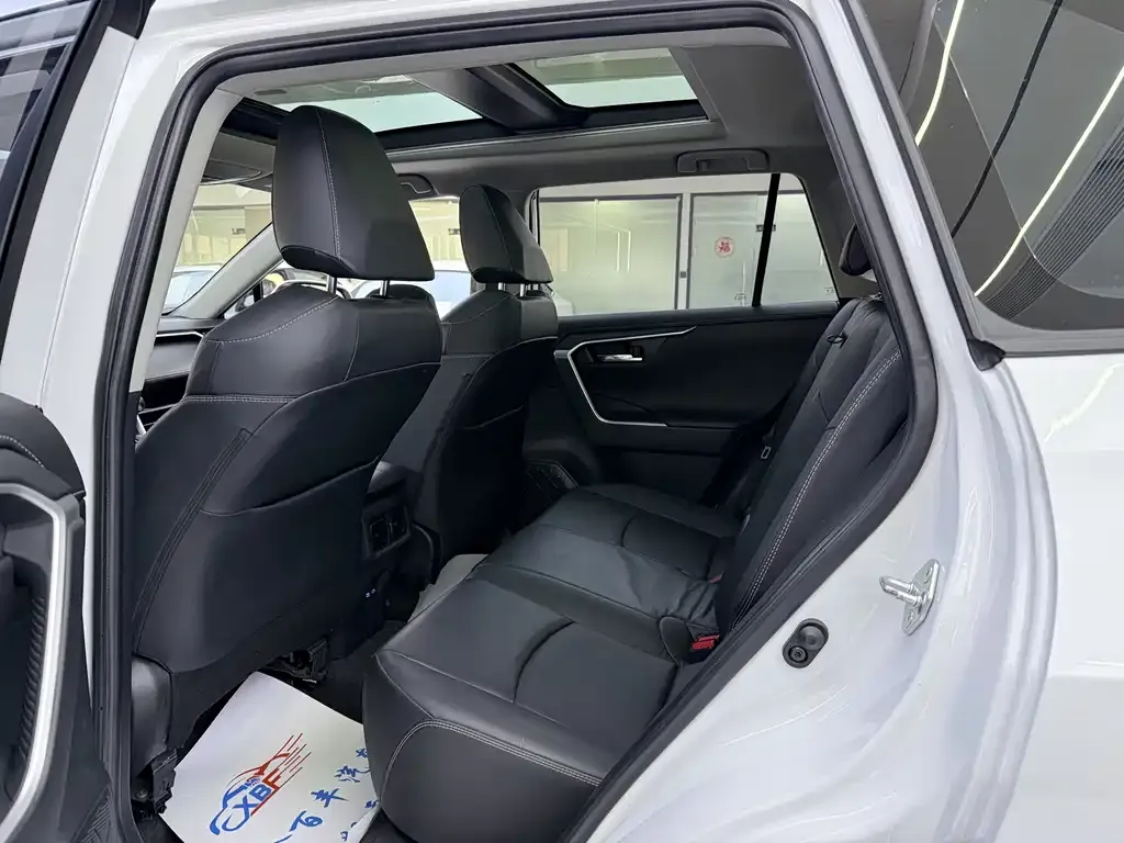 Toyota RAV4 — фото 2