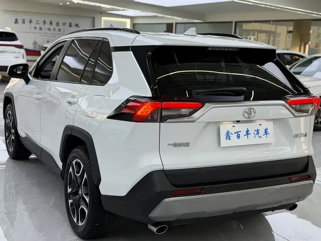 Toyota RAV4 — фото 10
