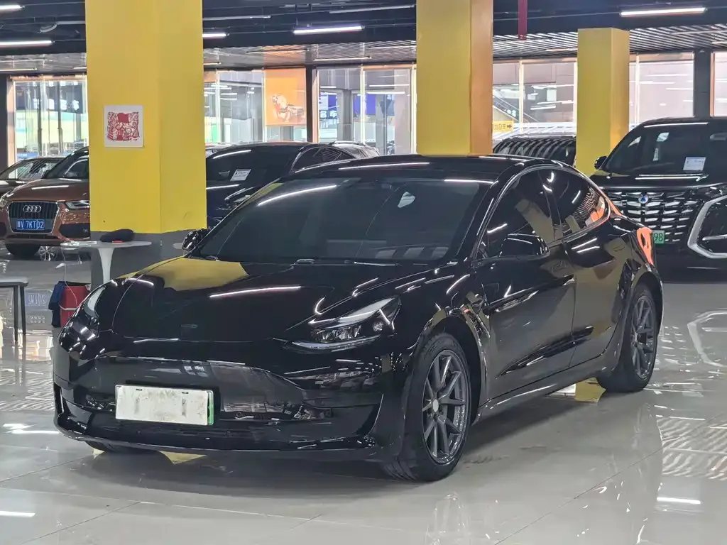 Tesla Model 3 — фото 1