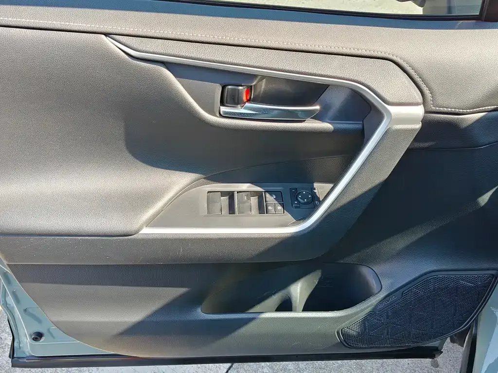Toyota RAV4 — фото 9
