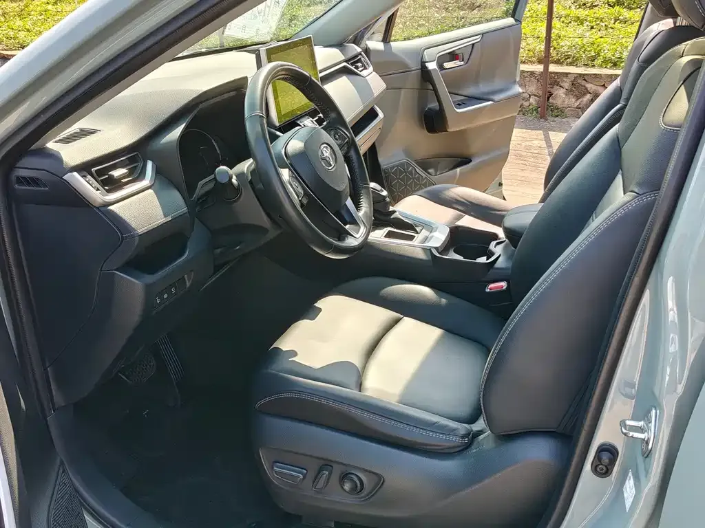Toyota RAV4 — фото 8