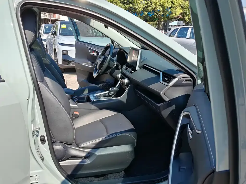 Toyota RAV4 — фото 4