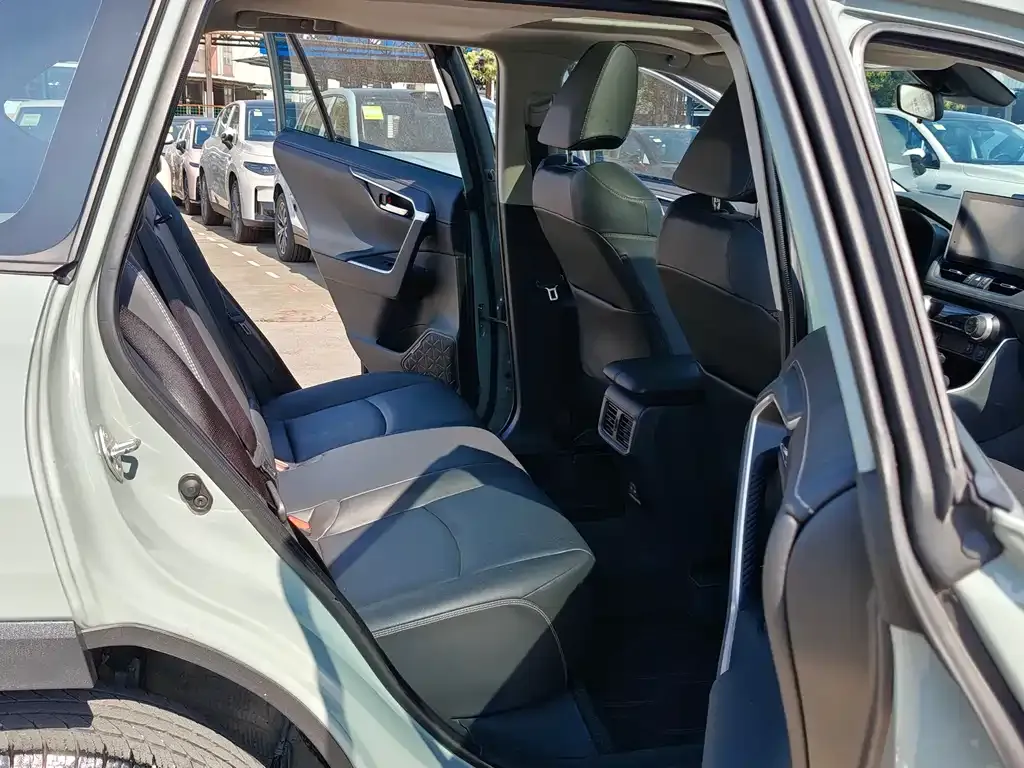 Toyota RAV4 — фото 3