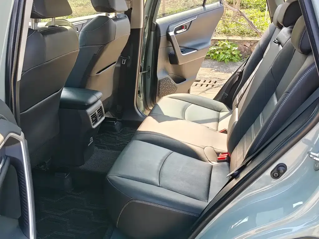 Toyota RAV4 — фото 6