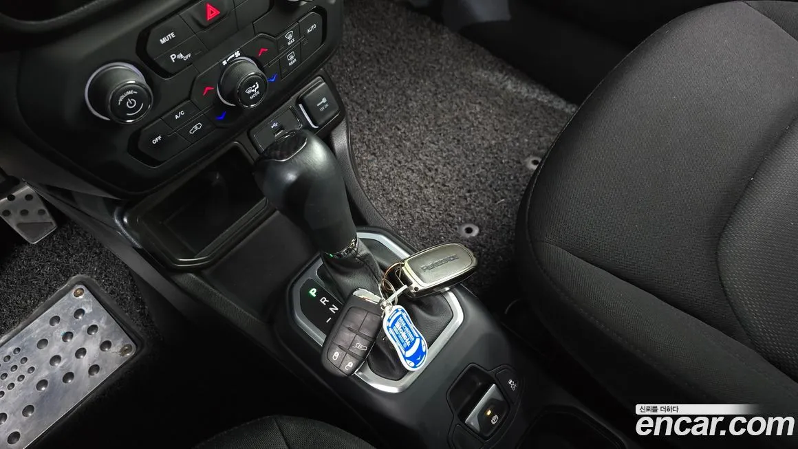Jeep Renegade — фото 10
