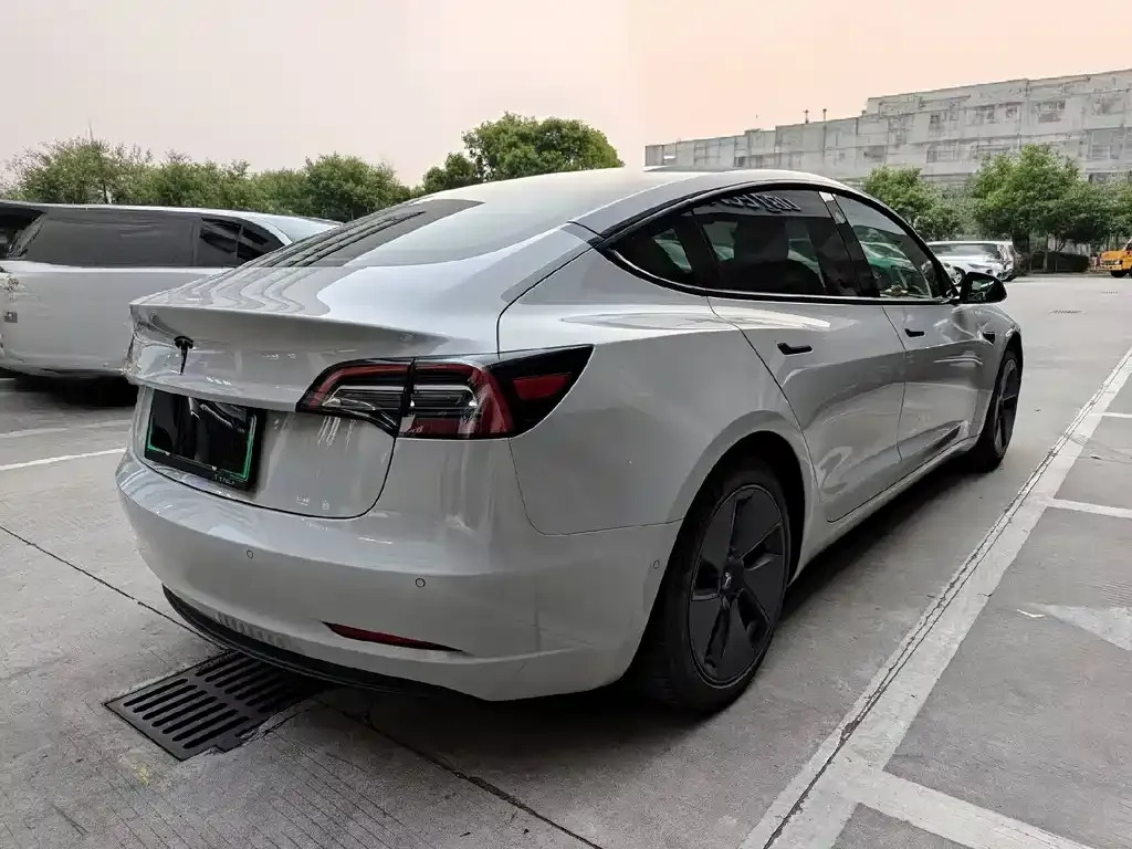 Tesla Model 3 — фото 9