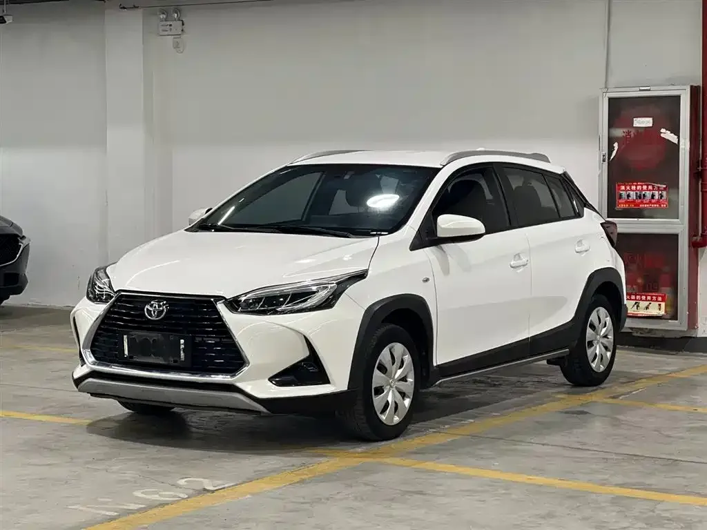 Toyota Yaris L — фото 1