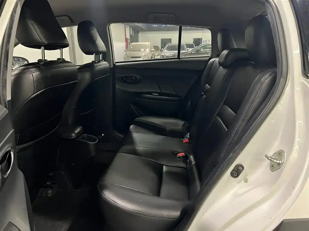 Toyota Yaris L — фото 2