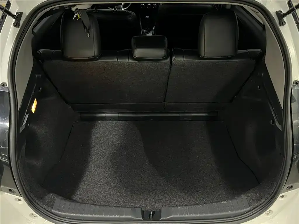 Toyota Yaris L — фото 4