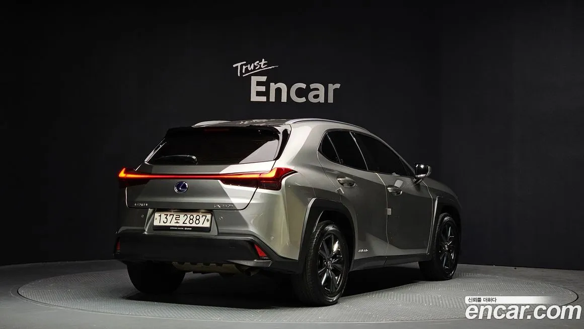 Lexus UX — фото 2