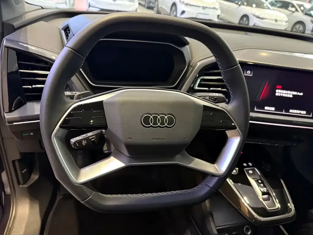 Audi Q4 e-tron — фото 8